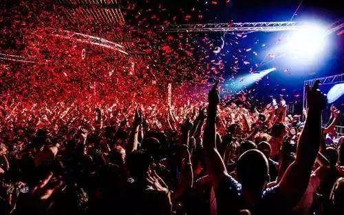 娱乐吃瓜英文翻译,Entertainment Gossips: Unveiling the Latest Buzz in the Celebrity World